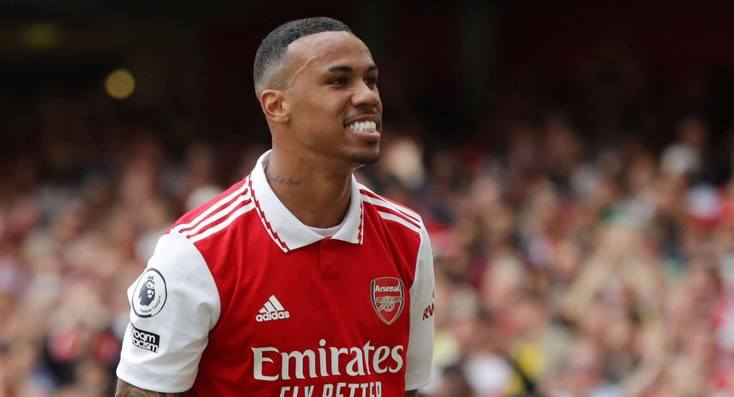 BeritaBola888 - Real Madrit dikabarkan mengidentifikasi bek Arsenal, Gabriel Magalhaes sebagai pengganti Eder Militao yang cedera. Los Blancos mendapat pukulan telak pada akhir pekan pembukaan La Liga ketika Militao mengalami cedera lutut yang serius. Pemain berusia 25 tahun itu dipaksa keluar pada tahap pembukaan babak kedua saat Real Madrid menang 2-0 melawan Athletic Bilbao. Militao mengalami cedera ligamen anterior, hanya beberapa hari setelah kiper Thibaut Courtois absen karena masalah yang sama. Absennya Courtois memaksa Real Madrid untuk menyelidiki pasar transfer untuk menandatangani Kepa Arrizabalaga dengan kesepakatan pinjaman selama satu musim dari Chelsea