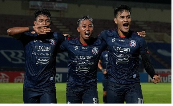 Arema Kandaskan Bhayangkara FC, Singo Edan Full Senyum