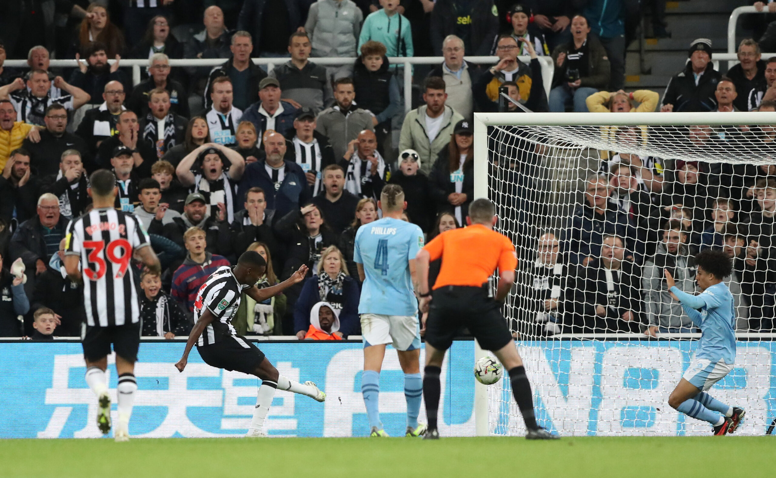 Isak Mencetak Gol Saat Newcastle Menyingkirkan Man City Dari Piala Carabao